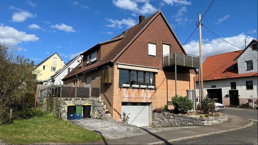 Immobilie in Sachsenheim - Großes Haus mit 3 Wohneinheiten - hier findet jeder seinen Platz! - Bild 1