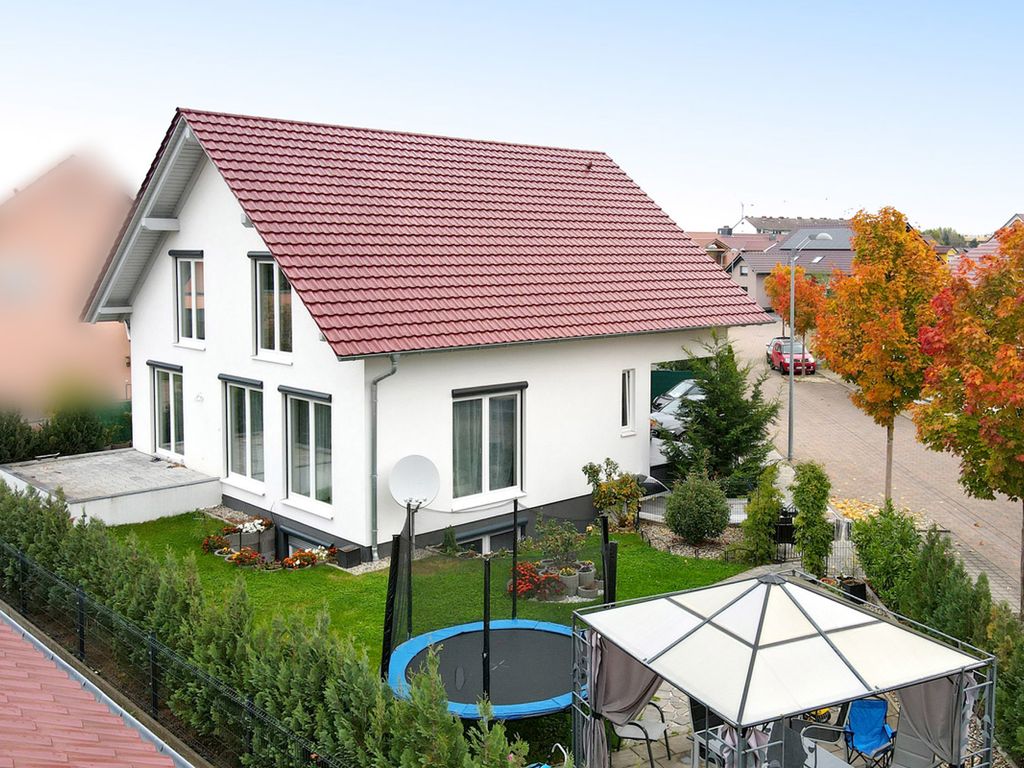 Großzügiges Einfamilienhaus mit Einliegerwohnung und Garage!