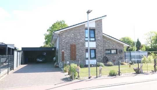 Bild von Schickes, familiengerechtes Wohnhaus mit Doppelcarport, Pool und überdachter Terrasse