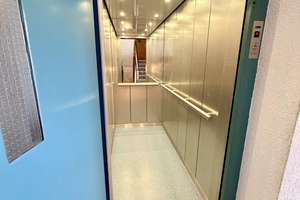 Helle, exklusive 4, bzw. 3,5  Zimmer Wohnung mit Aufzug , Balkon , Tiefgarage und EBK ! – Kirchhausener Straße 4, 74078 Frankenbach, Heilbronn – Vorschaubild 2