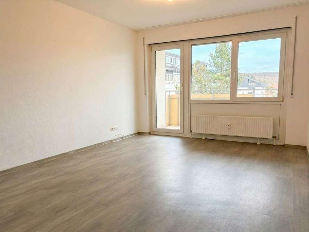 Immobilie in Leonberg - Frisch renovierte 1,5-Zimmer-Etagenwohnung mit Balkon und Außenstellplatz in Warmbronn - Bild 0