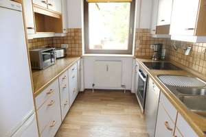 MÖBLIERTE,schöne helle 3,5 Zimmer-Wohnung mit Sonnenloggia u. TG Stellplatz im Zentrum von Erlangen