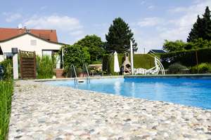 Wohnen mit Urlaubsflair – Modernisiertes Einfamilienhaus mit Gästehaus, Swimmingpool und traumhaftem – Straße 58 2, 13125 Karow, Berlin – Vorschaubild 4