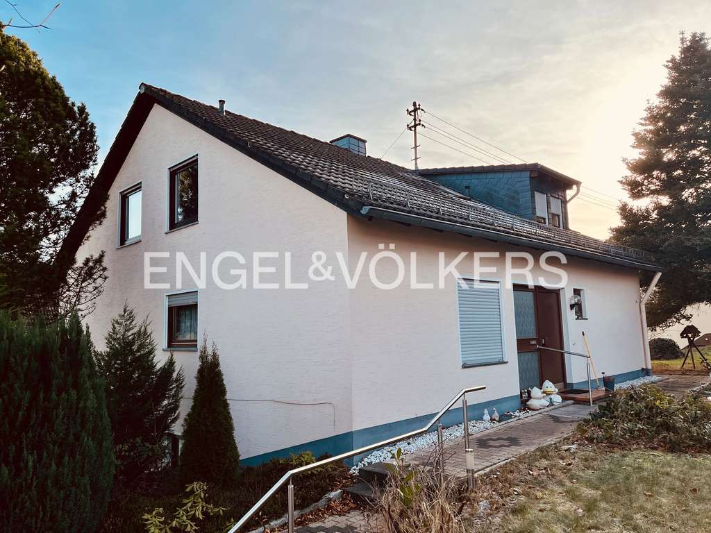 Immobilie in Wilnsdorf - Ein- bis Zweifamilienhaus mit Potential in beliebter Lage von Niederdielfen - Bild 0