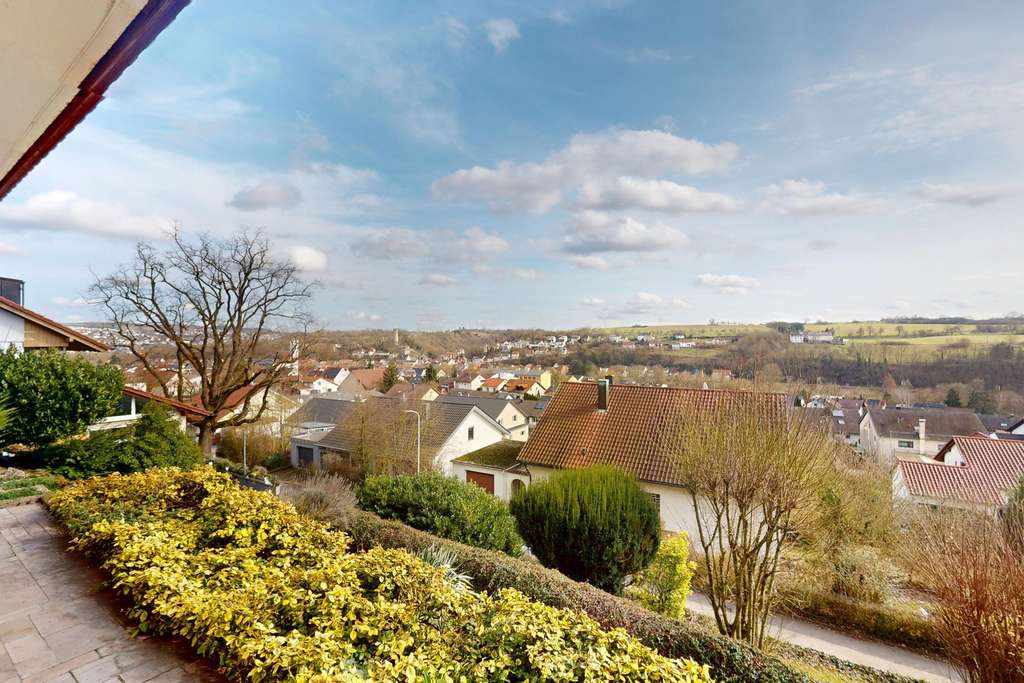 Immobilie in Neudenau - Freistehendes Einfamilienhaus in Hanglage mit wunderschöner Aussicht über Neudenau-Herbolzheim - Bild 2