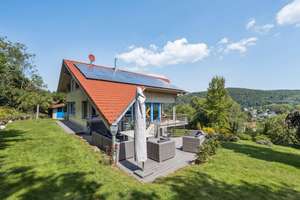Architektenhaus mit Weitblick – Chalet-Charme trifft auf zeitlose Holzarchitektur in Arnoldshain – Die vollständige Adresse der Immobilie erhältst du vom Anbieter., 61389 Schmitten – Vorschaubild 1
