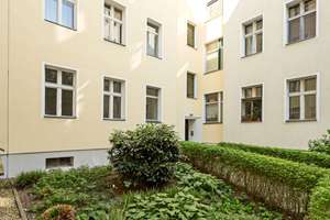 Bezugsfreie Altbauwohnung, zwischen den lebendigen Kiezen Sprengelkiez und Gerichtstraße. – Triftstraße 7, 13353 Wedding, Berlin – Vorschaubild 1