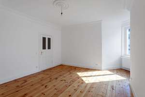 Bezugsfreie 3-Zimmer-Wohnung in Rigaer Straße. Hohe Decken, Dielenböden, Altbauflair.