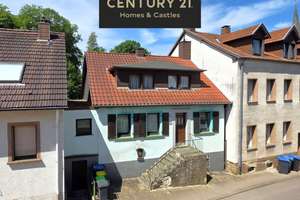 Charmantes beidseitig angebautes Einfamilienhaus mit großem Garten in ruhiger Lage von Sulzbach