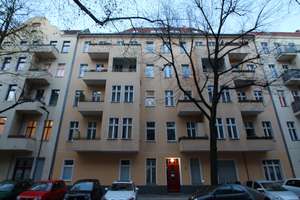 Am Spreebogen, freie  2 Zi. Altbauwohnung mit Möglichkeit für 3. Zimmer