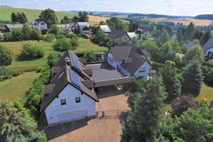Wunderschönes repräsentatives Haus mit Nebengebäude im Vogtland – Die vollständige Adresse der Immobilie erhältst du vom Anbieter., 8606 Oelsnitz/Vogtland – Vorschaubild 1