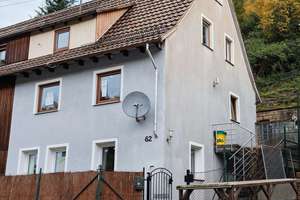Doppelhaushälfte in Alpirsbach mit großem Grundstück und solider Basis und günstigem Preis – Die vollständige Adresse der Immobilie erhältst du vom Anbieter., 72275 Alpirsbach – Vorschaubild 1
