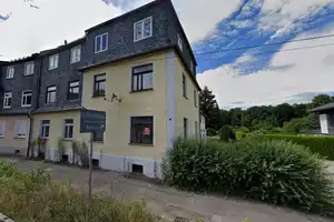 Teilsaniertes Mehrfamilienhaus in Nähe Zwickau zu Verkaufen – Zwickau (Kreis) – Vorschaubild 1