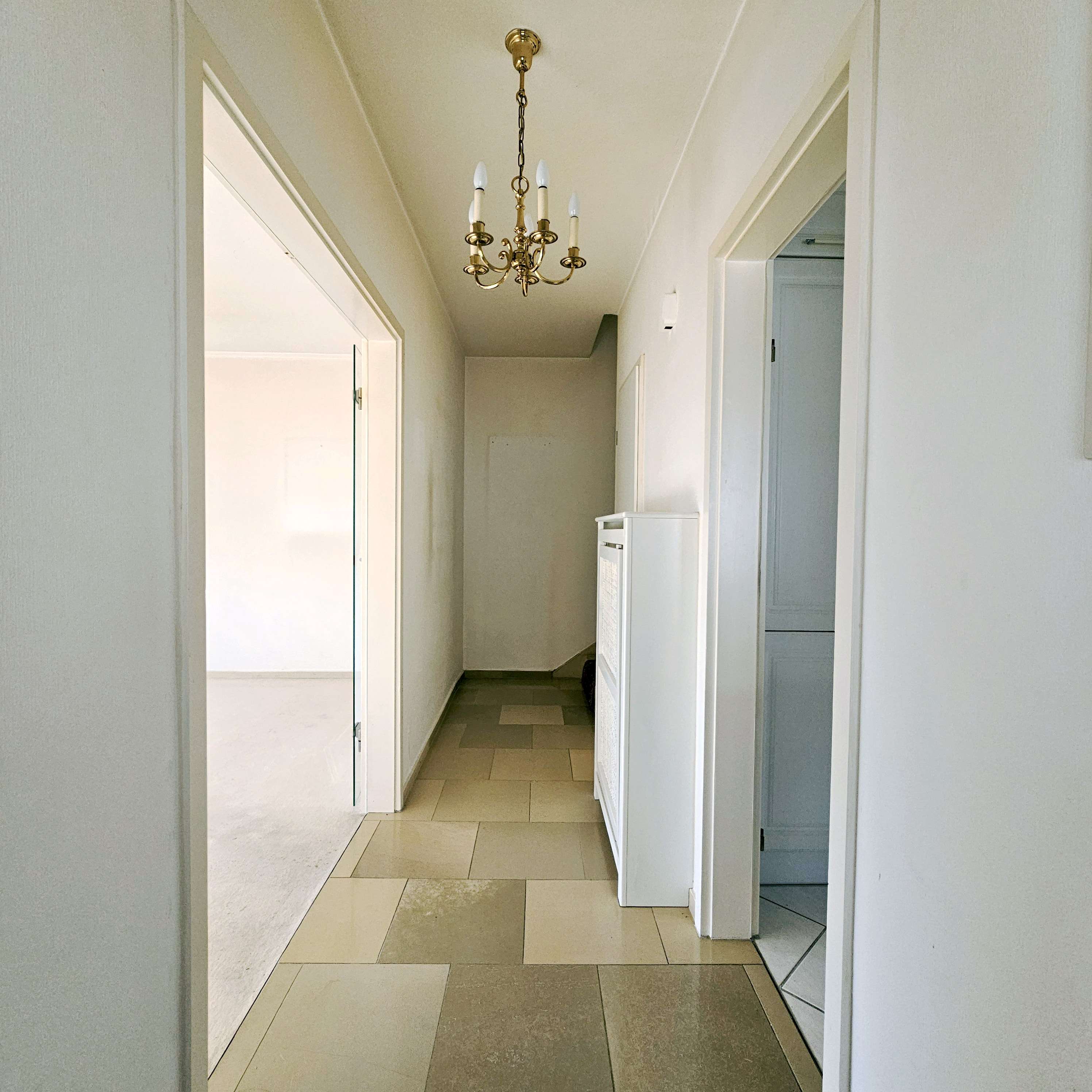 Renovierungsbedürftige Maisonette-Wohnung: 2 Loggien, Garage und Weitblick ins Grüne in ruhiger Lage, Rheingau Taunus Kreis – Bild 3