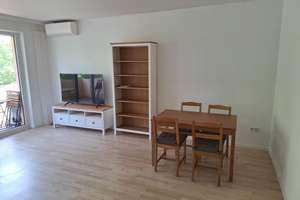 Helle, gut geschnittene möblierte 2-Zimmer-Wohnung mit Klimaanlage