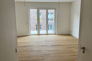 Moderne 3-Zi.-Whg. (BJ 2022) mit Balkon, TG-Stellplatz, Fußbodenheizung & Kochinsel