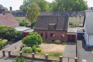 Düsseldorf-Lierenfeld: Freistehendes Einfamilienhaus mit Einliegerwohnung auf großzügigem Grundstück