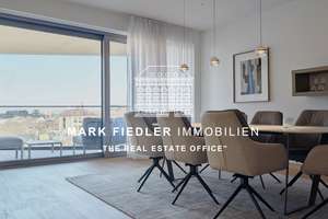 Mit Skyline-Panorama