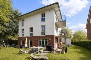 Maisonette-Wohnung mit ca. 321 m² Garten, Terrasse & Balkon in Hamburg-Schnelsen – Die vollständige Adresse der Immobilie erhältst du vom Anbieter., 22457 Schnelsen, Hamburg – Vorschaubild 1
