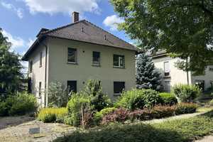 Investition in die Zukunft: Großes Grundstück trifft auf vielseitiges Zweifamilienhaus zum Gestalten – Karlsruhe (Kreis) – Vorschaubild 1