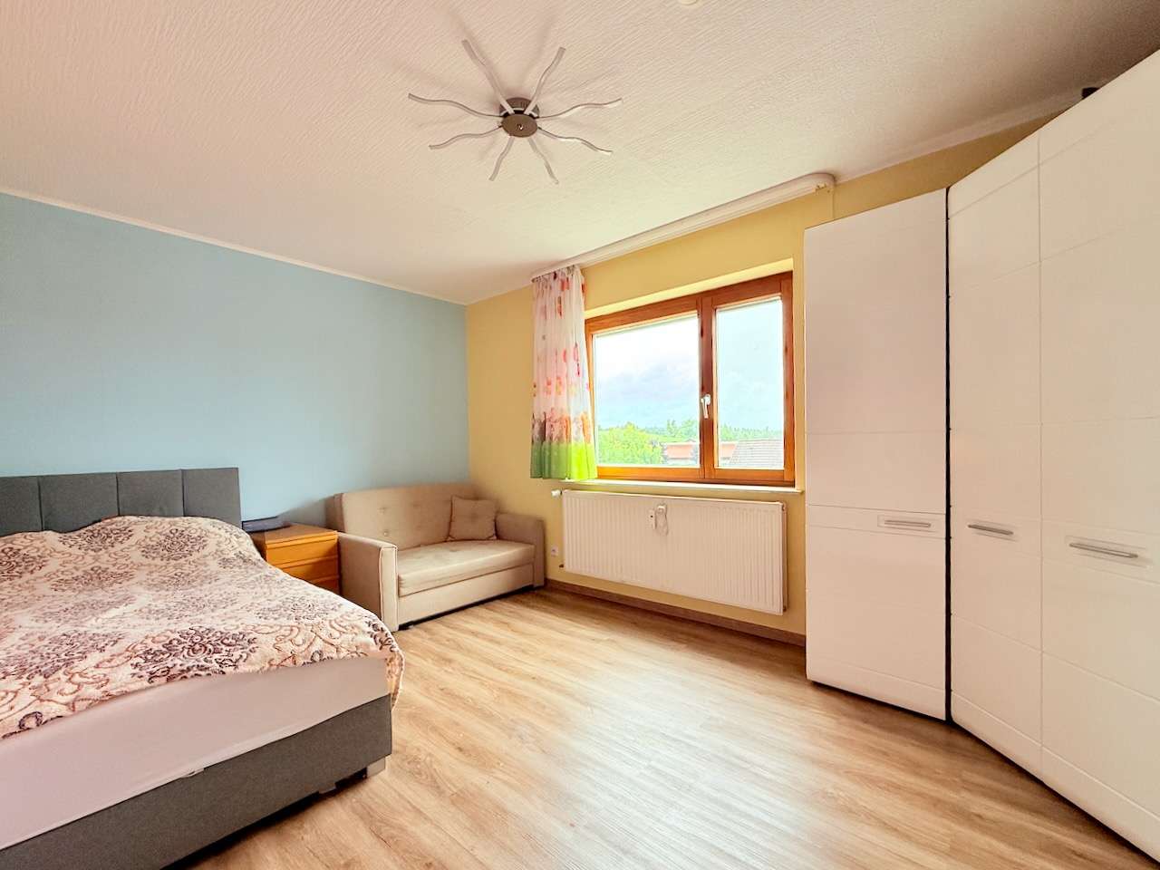 Immobilie in Wangen im Allgäu - Neuer Preis! Charmante 3-Zimmer-Wohnung mit Balkon, Gartenhäuschen und Einzelgarage - Bild 3