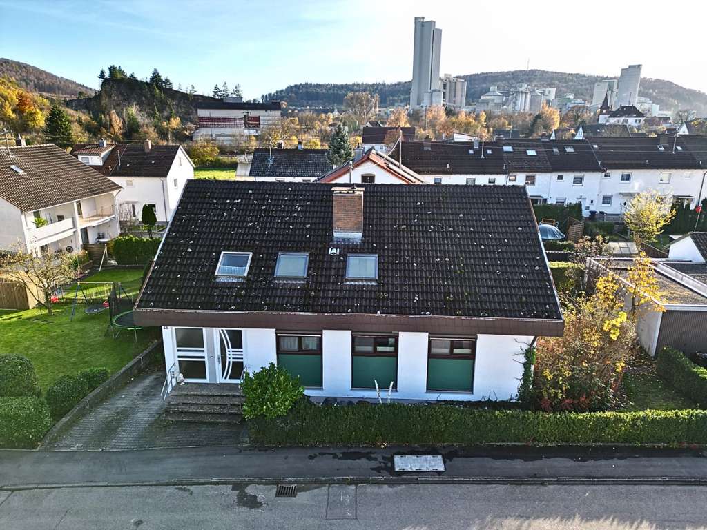 Immobilie in Schelklingen - Kapitalanlage mit Zukunft! Einfamilienhaus mit 3 vermieteten Wohneinheiten! - Bild 2