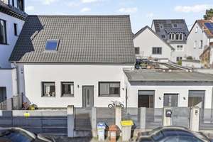Charmantes Zweifamilienhaus in guter Lage mit hochwertige Ausstattung – Die vollständige Adresse der Immobilie erhältst du vom Anbieter., 68259 Wallstadt, Mannheim – Vorschaubild 1