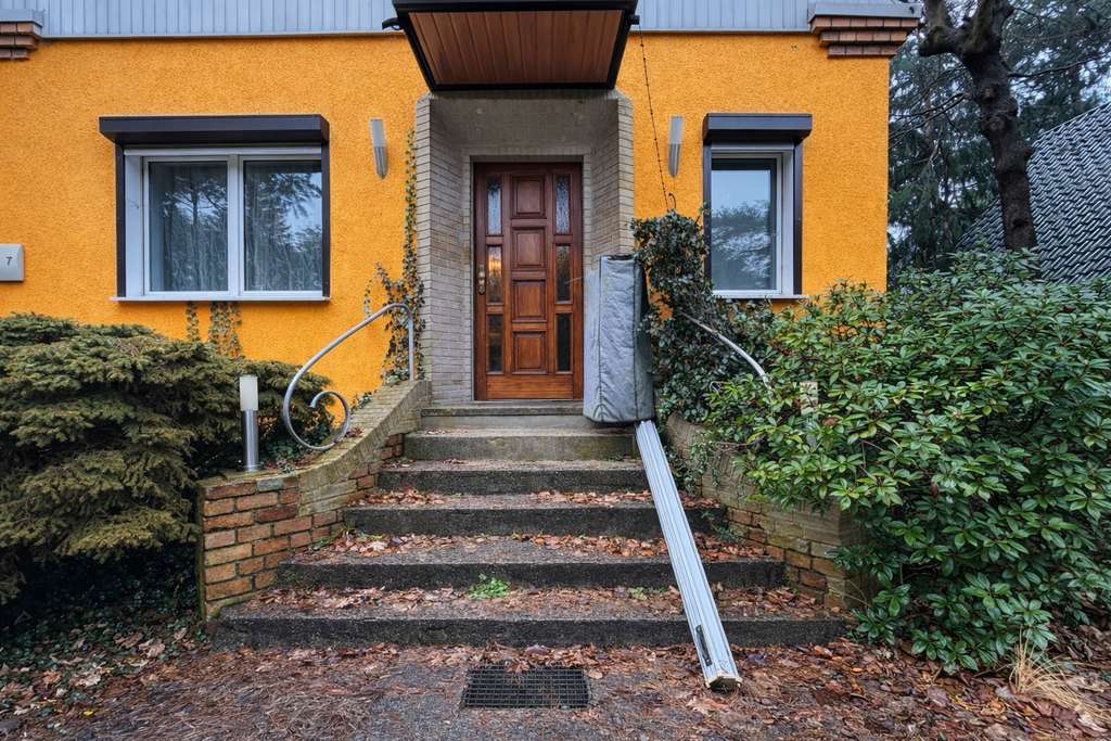 Immobilie in Hoppegarten - Naturnahes Einfamilienhaus mit 4 Zimmern, Wintergarten, 2 Hauseingängen und Garage - Bild 2