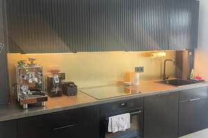 Stilvolles Wohnen über den Dächern: Exklusive 3-Zimmer-DG-Wohnung bezugsfertig möbliert gegen Ablöse – St.-Bonifatius-Str. 1, 81541 Obergiesing, München – Vorschaubild 2