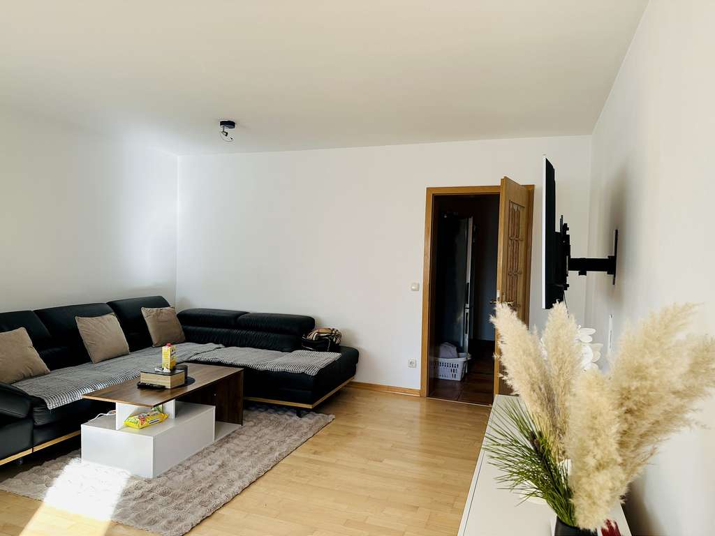 Immobilie in Raubling - Gut geschnittene 3-Zimmer-Wohnung mit Süd-Balkon, Tiefgarage, Kellerraum - Bild 1