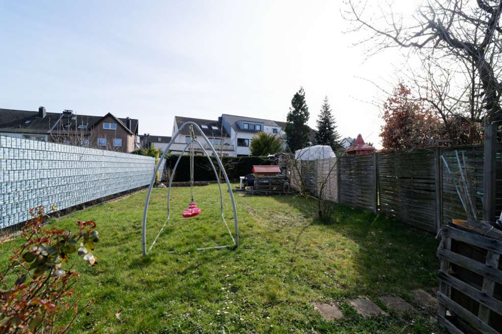 Dormagen-Innenstadt: Vermietete Doppelhaushälfte auf großem Grundstück