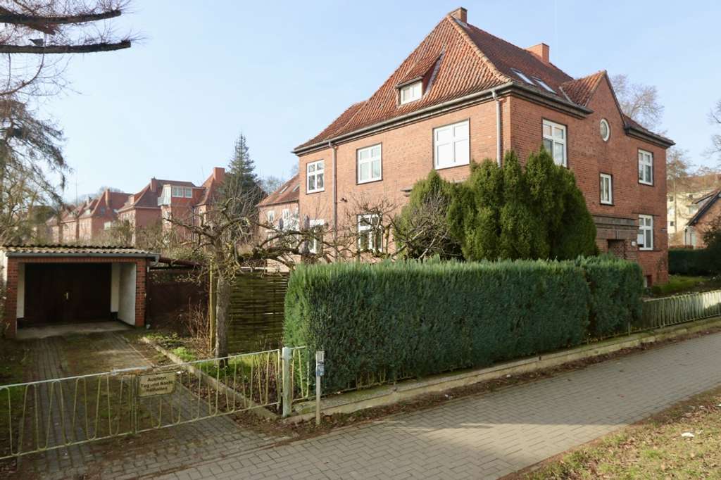 Immobilie in Schwerin - Stilvolles Wohnen in der Schweriner Weststadt! Eine Rarität mit Potenzial und Ausbaureserve. - Bild 1