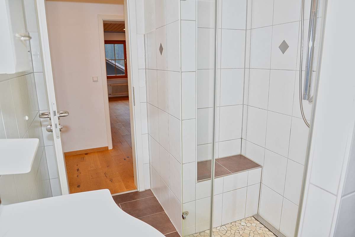 Immobilie in Enzklösterle - Mehrgenerationenhaus, Ferienwohnungen, ruhige Lage, sehr guter Zustand, neue Heizung, PV, Garagen - Bild 5