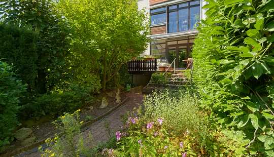 Bild von Gepflegtes Reihenhaus mit Wintergarten und Gartenidylle