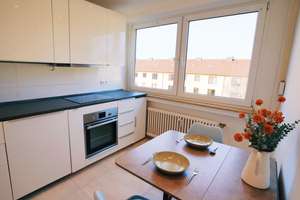 8-min to HBF: Furnished, Sunny [PRIVATE ROOM in WG] Next to S+U-Bahn [U6], Large Kitchen-Diner