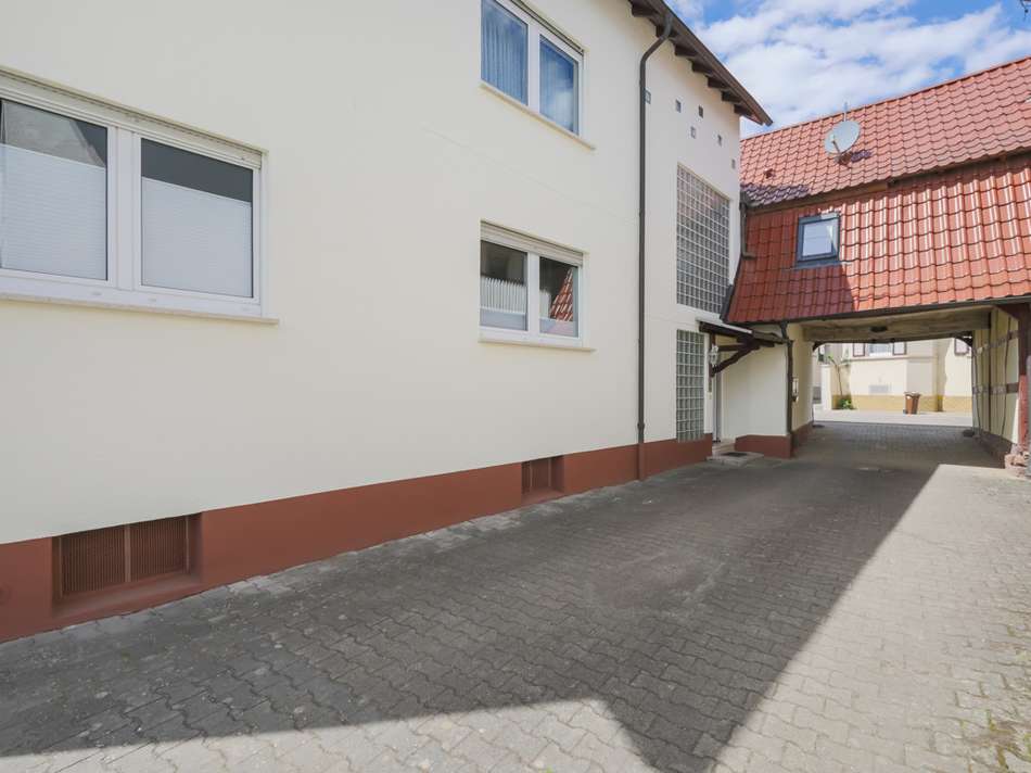 Hof mit Garagenzufahrt