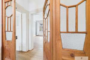 "Charme, Charakter, Möglichkeiten - Stilvolle Altbauwohnung in bester Lage" – Die vollständige Adresse der Immobilie erhältst du vom Anbieter., 66119 Alt-Saarbrücken, Saarbrücken – Vorschaubild 2