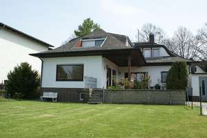 MAKLERFREI Bungalow (ZFH) mit großem Garten bzw. Neubaureserve