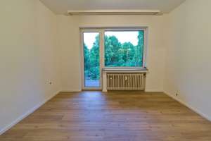 Frisch renovierte 2-Zimmer-Wohnung in Parknähe mit Balkon und Blick ins Grüne in Wersten – Die vollständige Adresse der Immobilie erhältst du vom Anbieter., 40591 Wersten, Düsseldorf – Vorschaubild 2