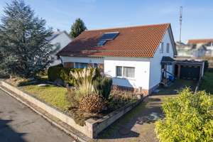 Gepflegtes Einfamilienhaus mit großem Garten – Die vollständige Adresse der Immobilie erhältst du vom Anbieter., 72379 Hechingen – Vorschaubild 1