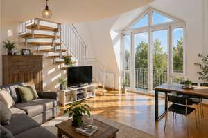 Familienfreundliche 3,5-Zimmer-Dachgeschoss-Maisonette mit Galerie & TG in Obermenzing