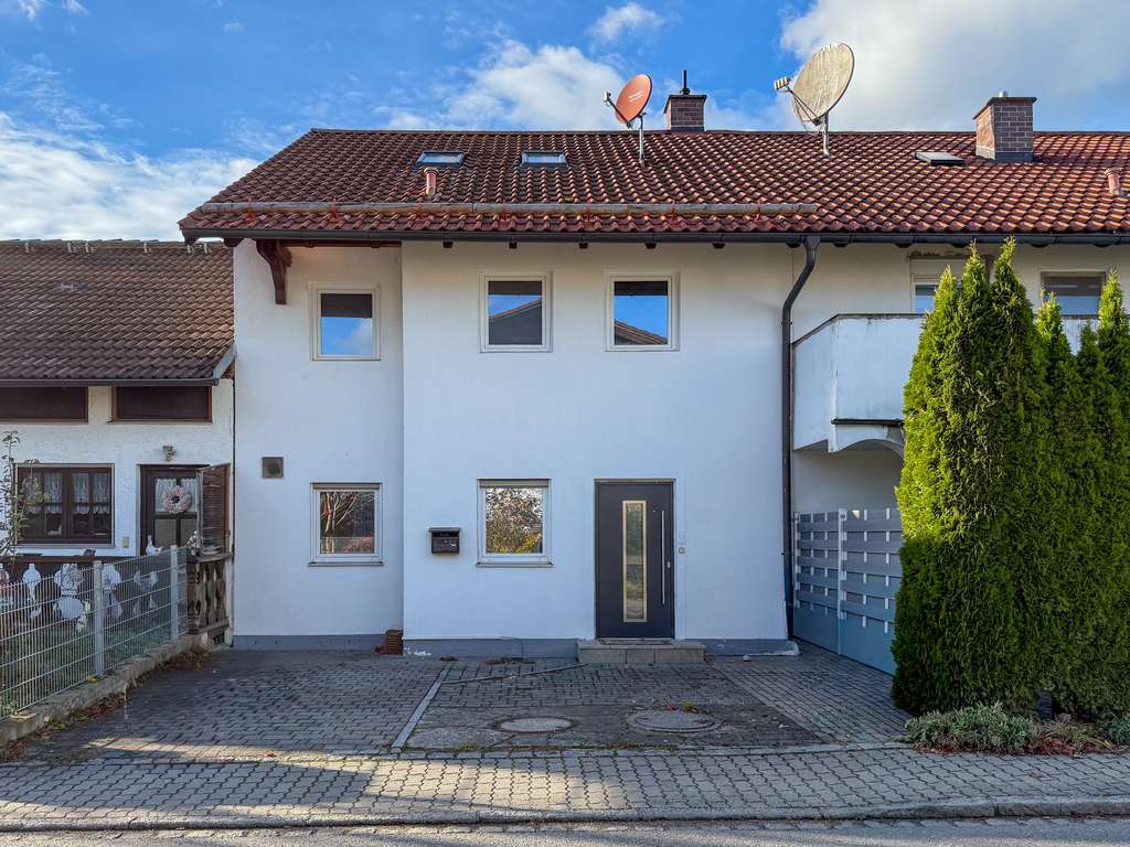 Immobilie in Großkarolinenfeld - Modernisiertes Reihenhaus mit Bergblick & Westgarten – Familienidyll in Großkarolinenfeld - Bild 1