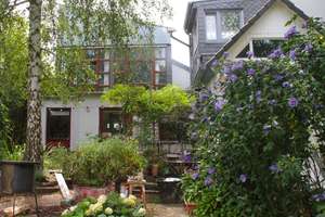 Haus mit Traumgarten in der Stadt und separatem Apartment mit eigenem Eingang