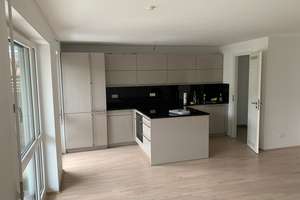 Moderne 3-Zimmer-Wohnung nahe BMW, EBK und 2 Balkonen und 2 Garagen