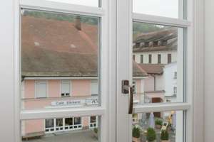 Schöne renovierte 2-Zi-Altbauwohnung, Küche mit  EBK in Bogen Zentrum – Stadtplatz 14, 94327 Bogen – Vorschaubild 5