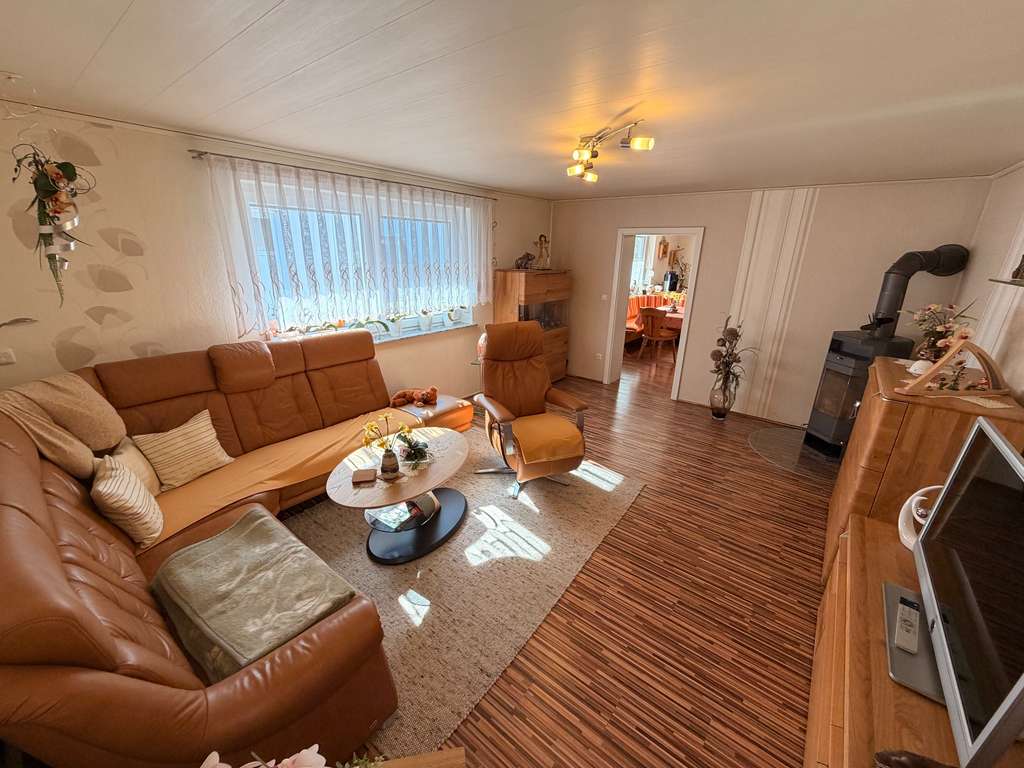 Immobilie in Frontenhausen - Gepflegtes Einfamilienhaus mit Garage und Nebengebäude in ruhiger Siedlung 84160 Frontenhausen - Bild 4