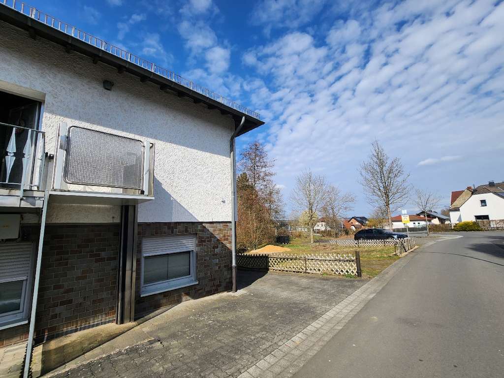 Immobilie in Walsdorf - Sehr gepflegtes EFH - mit 2 Wohneinheiten, Balkon, Terrasse,Garage,Rollstuhllift in Walsdorf - Bild 4