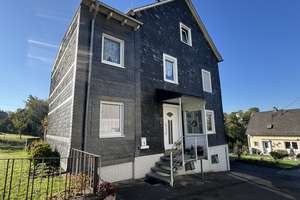 Wohnhaus in ruhiger Lage von Siegen-Niederschelden – Die vollständige Adresse der Immobilie erhältst du vom Anbieter., 57080 Niederschelden, Siegen – Vorschaubild 1