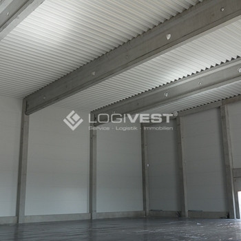 Effiziente Logistikhalle mit Rampen unmittelbar an der A81