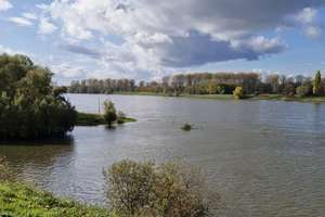 Top Lage, stilvolle 3-Zimmer-Wohnung, unverbaubarer Blick direkt am Rhein